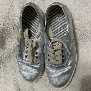 7 Taos Guest Star shiny silver shoes